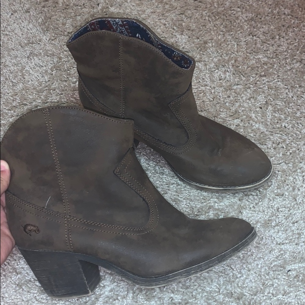 Lil booties size 7